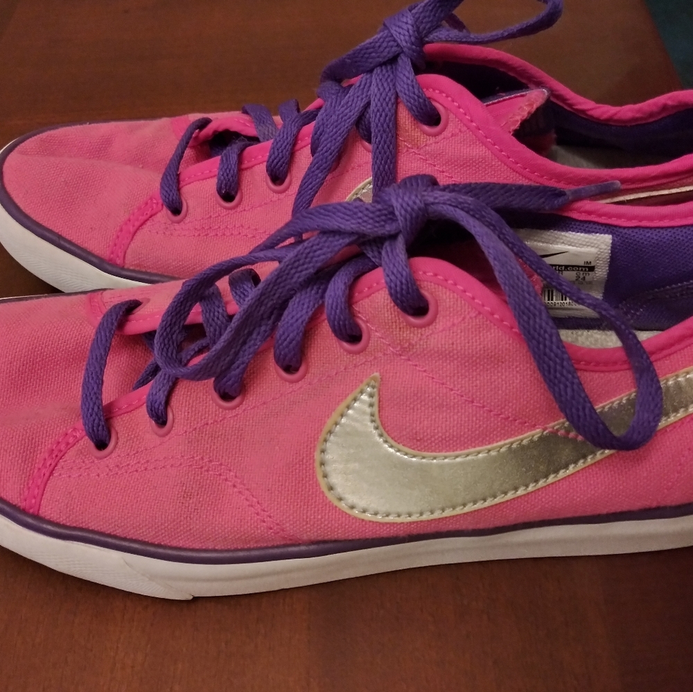 Nike hot pink shoes